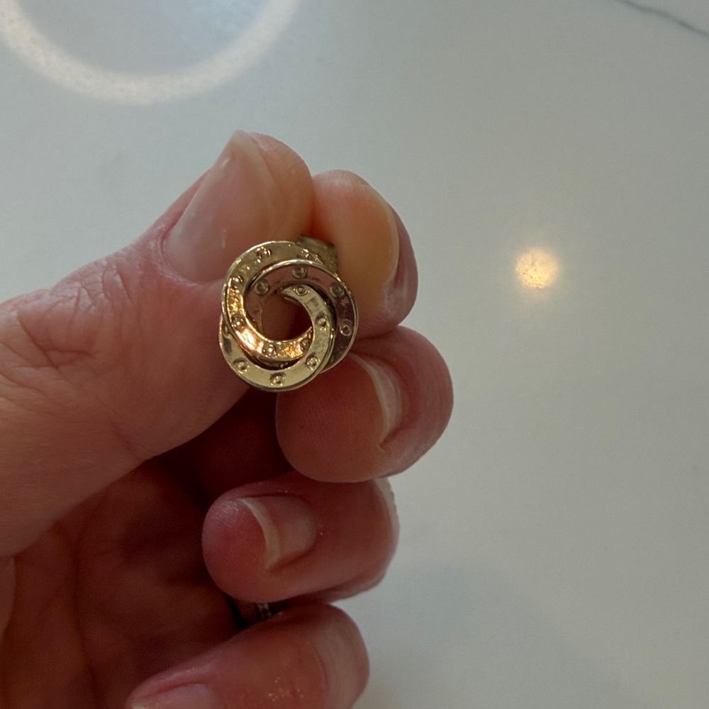 Elegant Gold Interlocking Circle Stud Earrings - image 3